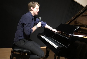 Klavierschüler gestaltet Preisverleihung der Hamburger Autorenvereinigung