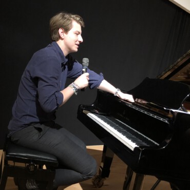 Klavierschüler gestaltet Preisverleihung der Hamburger Autorenvereinigung